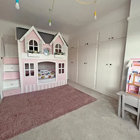Four Bedroom Family Abode With Hot Tub, Garden And Bbq-2