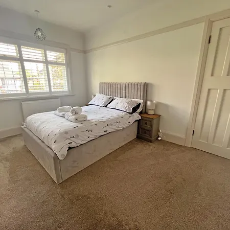 Four Bedroom Family Abode With Hot Tub, Garden And Bbq-3